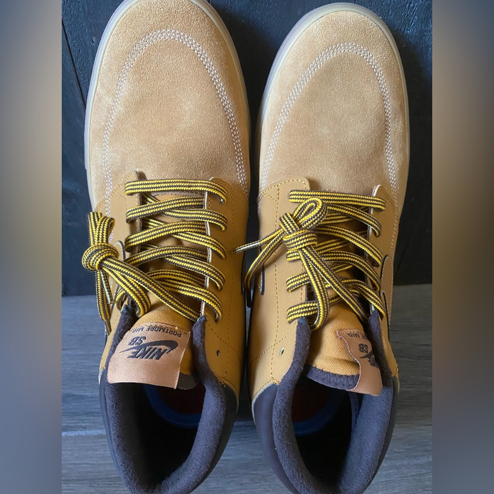 NIKE Men’s Size 11.5
Portmore II Solarsoft Mid Bota Wheat Gum Light Brown - Picture 13 of 16